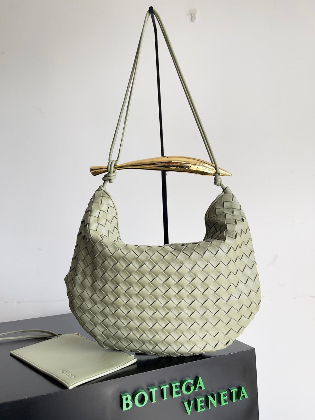 Bottega Veneta Women's Solid Color Woven Magnetic Clasp Closure Sheepskin Half Moon Bag Casual Sardine Tote Bags #75432